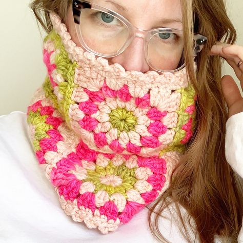 Crochet Starburst Granny Square, Granny Square Cowl, Crochet Starburst, Starburst Granny Square, Cowl Pattern Crochet, Crochet Granny Square Beginner, Crochet Snood, Pink Starburst, Crochet Cowl Pattern