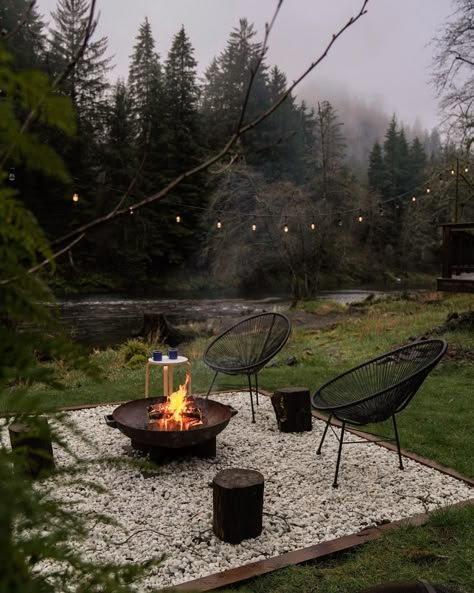 Boho Outdoor Fire Pit Area, Cozy Outdoor Fireplace, Cozy Yard Ideas, Bonfire Party Ideas Backyard, Bonfire Party Ideas, Outdoor Fire Pit Area, Koti Diy, Cozy Garden, Bonfire Party