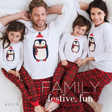 Pijama con camiseta de manga larga con estampado de pingüino y pantalón a juego de franela a cuadros con cintura elástica. Penguin Pajamas, Family Pjs, Avon Fashion, Matching Pjs, Avon Products, Flannel Pants, Family Christmas Pajamas, Family Pajamas, Family Outfits