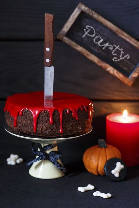 Halloween: 12 ideias de comidinhas para fazer em casa | CASA.COM.BR Adult Halloween Party Food, Adult Halloween Party Decorations, Halloween Torte, Halloween Party Decor Diy, Minion Cupcakes, Halloween Fest, Halloween Food Treats, Red Glaze, Adult Halloween Party