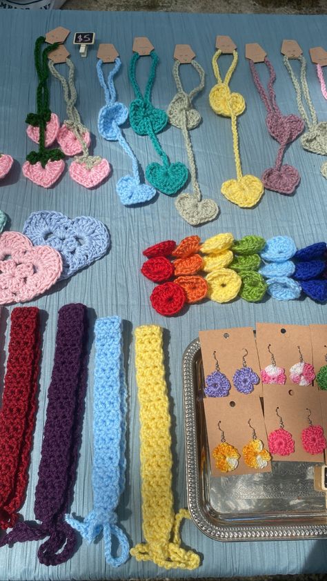 Small Buissness Crochet, Small Crochet Business Ideas, Small Business Crochet Ideas, Crochet Market Table Set Up, Farmers Market Crochet Ideas, Crochet Vendor Booth, Things To Crochet For Markets, Crochet Farmers Market Booth, Crochet Business Aesthetic