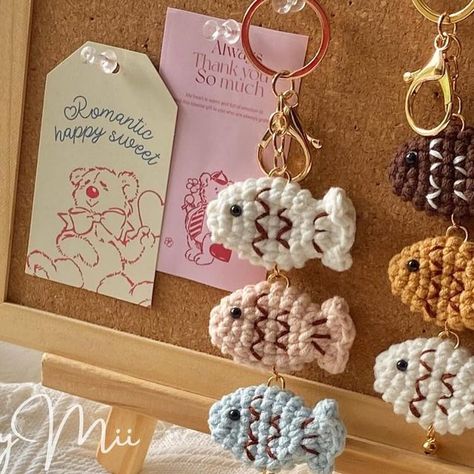 Crochet Kawaii Keychain, Crochet Patterns For Keychains, Crochet Keychains Easy, Kawaii Crochet Keychain, Small Keychain Crochet, Cute Crochet Crafts, Crochet With Charms, Cute Crochet Charms, Crotchet Keychains