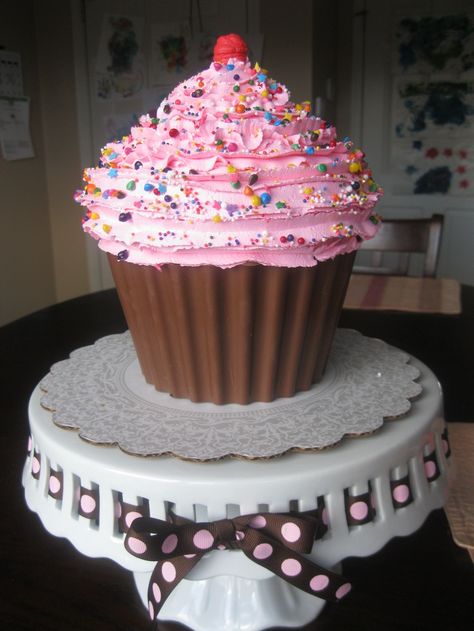 giant cupcake Giant Cupcake Recipes, Huge Cupcake, Giant Cupcake Mould, Large Cupcake Cakes, Cupcake Smash Cakes, Giant Cupcake Cake, Giant Cupcake Cakes, Big Cupcake, Birthday Dessert