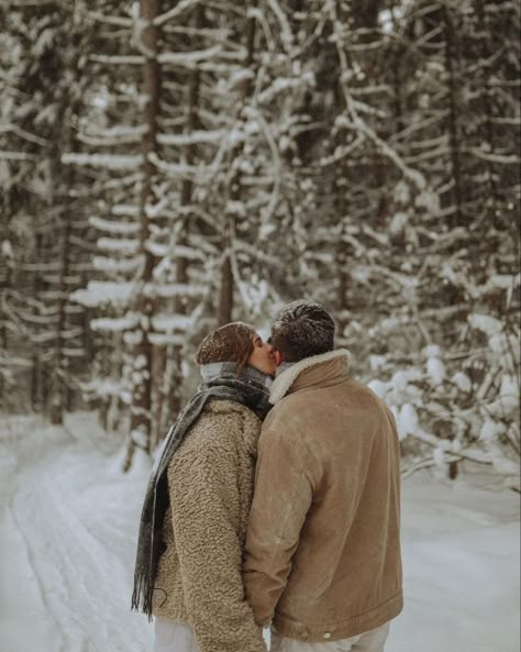 Outdoor Winter Couple Photoshoot, Snowy Engagement Photos Outfits, Snowy Couples Photoshoot, Snowy Couple Pictures, Dress Outfits Christmas, Snow Couple Photoshoot, Pfp Aesthetic Christmas, Christmas Pfps Aesthetic, Christmas Pfp Aesthetic