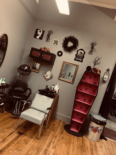 Gothic hair salon Goth Salon Ideas, Nail Studio Organization Ideas, Gothic Barber Shop, Goth Hair Salon Decor, Piercing Salon Design, Gothic Tattoo Studio Decor, Tattoo Studio At Home, Gothic Salon Decor Interior Design, Gothic Beauty Salon