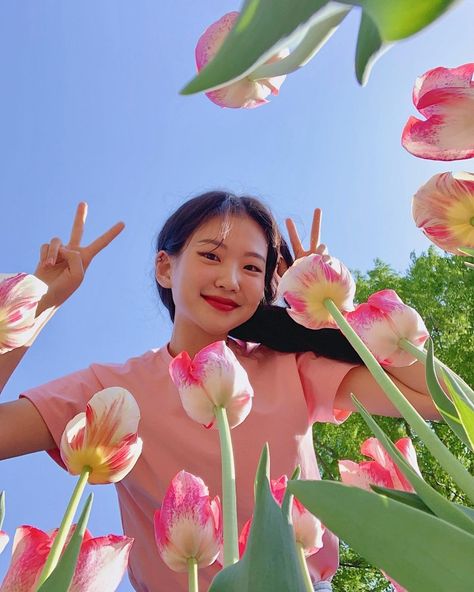 Tulip Photo, Picnic Photo Shoot, Ootd Poses, Summer Picture Poses, Best Poses For Photography, Photo Recreation, Cute Sketches, Travel Pictures Poses, Stylish Photo Pose