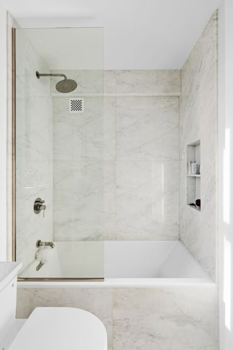 Shower Bath Combo, Dark Green Bathrooms, Bathtub Shower Combo, Art Deco Apartment, Bathroom With Tub, Bathroom Tub Shower, Bathroom Tub, 아파트 인테리어, Upstairs Bathrooms