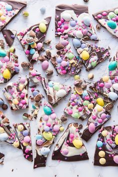 Snag this fun seasonal recipe for Easter candy bark at The Sweetest Occasion plus 1000s of additional recipes, craft ideas, party ideas and more! Easter Chocolate Bark, Easter Bark, Box Regalo, Recipes Easter, Easy Easter Treats, Easter Snacks, Candy Bark, Yum Recipes, Slow Cooker Desserts