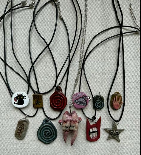 How To Make Clay Necklaces, Natural Clay Crafts, Diy Funky Jewelry, Emo Clay Ideas, Grunge Clay Ideas, Weirdcore Jewelry, Weird Necklaces, Earthy Crafts, Diy Trinkets