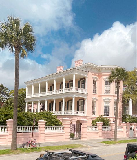 Pink Charleston House, Charleston Homes Exterior, Charleston House Plans, Charleston Houses, Charleston Aesthetic, Charleston House, Pretty Houses, Charleston Homes, House Color