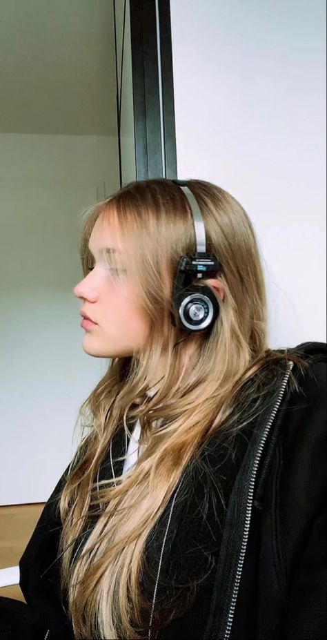 Headphones With Long Hair, Head Phones Reference, How To Wear Headphones With Long Hair, Retro Headphones Aesthetic, Koss Headphones Aesthetic, Person With Headphones Reference, Vintage Headphones Aesthetic, Someone Wearing Headphones, Over Ear Headphones Outfit