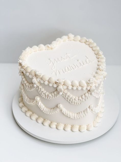 20 Romantic Heart Wedding Cake Ideas Wedding Cake Heart, Lila Cake, 26 Birthday Cake, Cake Elegant, 25th Birthday Cakes, Ribbon Cake, New Years Wedding, Elegant Birthday Cakes, Shaped Cake