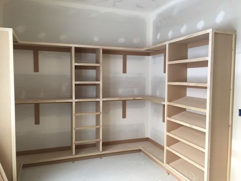 Closet Wood Design, Remodel Walk In Closet, Closet Diy Build, Custom Closet Diy, Corner Closet Shelves, Diy Closet System, Master Closet Design, Master Closet Organization, Corner Closet