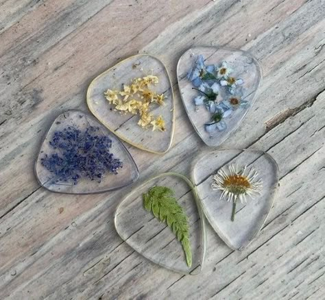 Guitar Picks Aesthetic, Resin Guitar Pick, Guitar Picks Diy, Resin Guitar, Cool Guitar Picks, Aesthetic Guitar, Guitar Obsession, Guitar Pics, Cool Electric Guitars