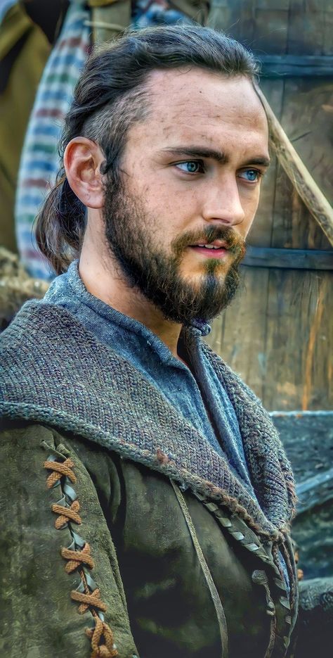 Earl Ragnar, Athelstan Vikings, King Ragnar Lothbrok, Floki Vikings, Waterhouse Paintings, Alcohol Pictures, Vikings Season 4, Viking Wallpaper, George Blagden