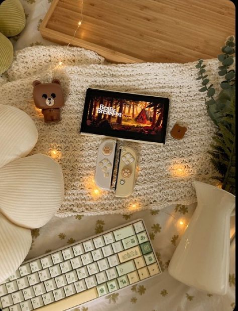 Brown Setup Gaming, Cosy Gaming, Fancy Keyboard, Gaming Pictures, Aesthetic Gaming, Cozy Gamer, Game Setup, Best Gaming Setup, Cozy Gaming