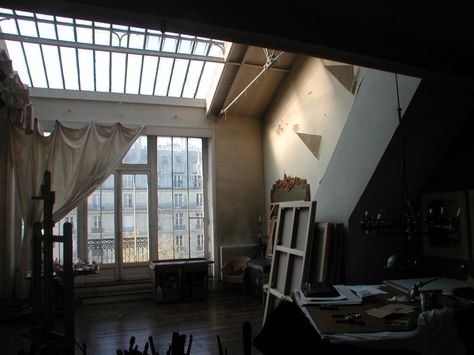 Lovvvve I want a loft so bad! THIS loft Artists Loft, Paris Loft, Loft Inspiration, Hanging Curtain, Artist Bedroom, Artist's Loft, Studio Loft, Artist Loft, Loft Studio