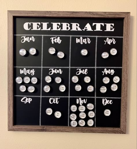 Birthday Reminder Ideas, Diy Birthday Board, Birthday Calendar Ideas, Magnets Cricut, Classroom Birthday Board, Family Birthday Sign, Craft Magnets, Birthday Reminder Board, Family Birthdays Sign