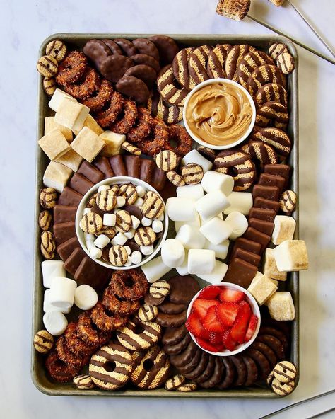 Maegan Brown on Instagram: “Got cookies? Get your s’mores on! How fun is this @Keebler Cookies S’mores Tray?! 😋🎉 #ad An extra yummy way to enjoy s’mores! With Fudge…” S'mores Tray, Grasshopper Cookies, Fudge Stripe Cookies, Dessert Boards, Board Night, Food Platter, Pie Bites, Dessert Platter, Chocolate Peanut Butter Cups