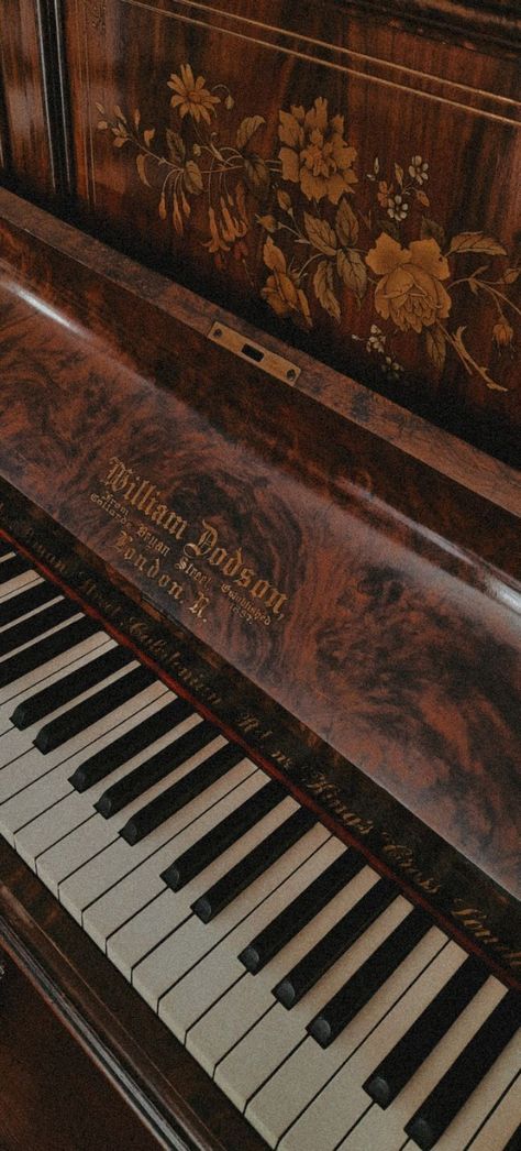 Light Academia Piano, Piano Brown Aesthetic, Brown Aesthetic Piano, Brown Piano Aesthetic, Brown Music Wallpaper, Medieval Music Aesthetic, Music Academia Aesthetic, Piano Vintage Aesthetic, Old Brown Aesthetic