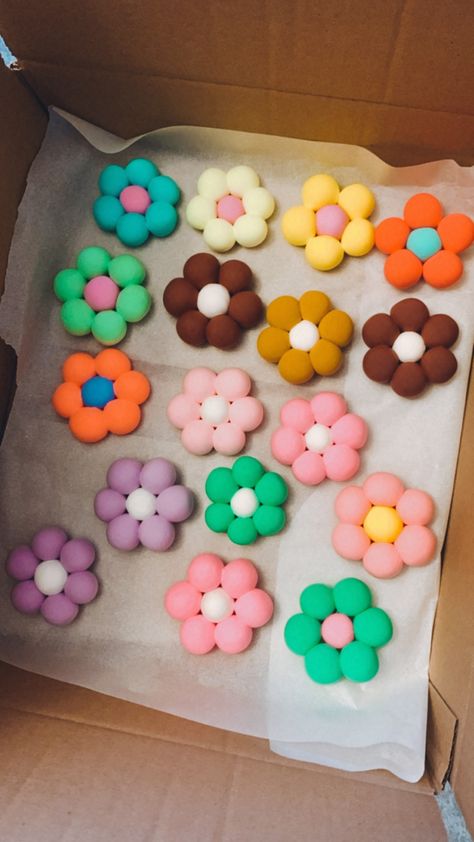 Air Dry Clay Ideas Flowers, Inspo Clay Ideas, Easy Clay Flowers, Clay Ideas Flower, Super Light Clay Ideas, Clay Crafts Flower, Light Clay Ideas, Diy Market Display, Clay Date Ideas