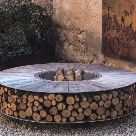 Modern Fire Pit Ideas, Outdoor Fireplace Pizza Oven, Fire Pit Coffee Table, Outdoor Fire Pits, Fire Pit Ideas, Modern Fire Pit, Wood Fire Pit, Round Fire Pit, Fire Painting