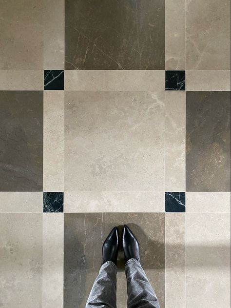 Kitchen Floor Design Ideas, Mixed Flooring Ideas, Cool Flooring Ideas, Marble Flooring Pattern, Tiled Living Room, Entry Tile, Tile Texture, Flooring Inspiration, Marble Flooring