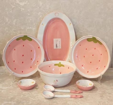 Beautiful Kitchenware, Crockery Design, Strawberry Kitchen, Cute Furniture, Cerámica Ideas, Pretty Mugs, Pottery Painting Designs, Pottery Dishes, Pottery Crafts