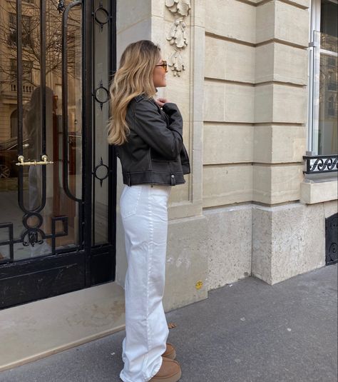 Outfit Jean Blanc, Outfit Pantalon Blanc, Pantalon Blanco Outfit, Ugg Fits, Outfits Uni, Jean Beige, Ugg Tazz, Look Jean, Trendy Heels