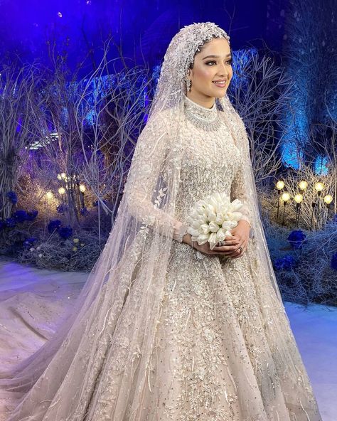 LEBANESE WEDDINGS on Instagram: “A FROSTY fairytale took place last week to celebrate this angel bride's big day ❄ We couldn't wait to share with you some glimpses before…” Bengali Wedding Dress, Lebanese Wedding Dress, Wedding Hijab Styles, Bridal Hijab Styles, Muslim Wedding Gown, Wedding Dress Sketches, Bride Dress Simple, Modest Wedding Dress, Wedding Dress Guide