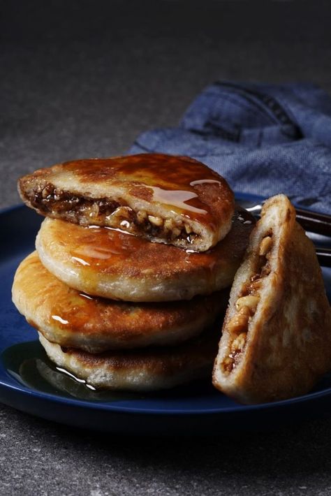 Hotteok (Korean Sweet Pancake) Hotteok Recipe, Korean Pancake Recipe, Sweet Pancake Recipe, Korean Breakfast, Recipe Korean, Korean Pancake, Pancake Dessert, Pancake Crepes, Pancake Recipe