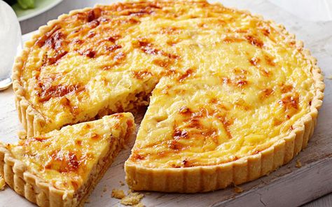 Guiche lorraine légère Weight Watchers, recette d'une délicieuse tarte salée de la cuisine lorraine très facile et simple à réaliser à base d'une pâte brisée légère garnie de lardons fumés et de crème fraîche. Gluten Free Quiche Lorraine, Gluten Free Quiche, Quiche Lorraine Recipe, Easy Quiche, Keju Cheddar, Quiche Recipes Easy, Pastry Cook, Bawang Bombay, Cheese Quiche