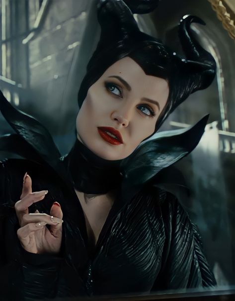 Maleficent Makeup Angelina Jolie, Halloween Malifecent, Maleficent Pictures, Female Villains Art, Malificiant Make Up, Cartoon Maleficent, Villain Female, Maleficent Cartoon, Maleficent Icon