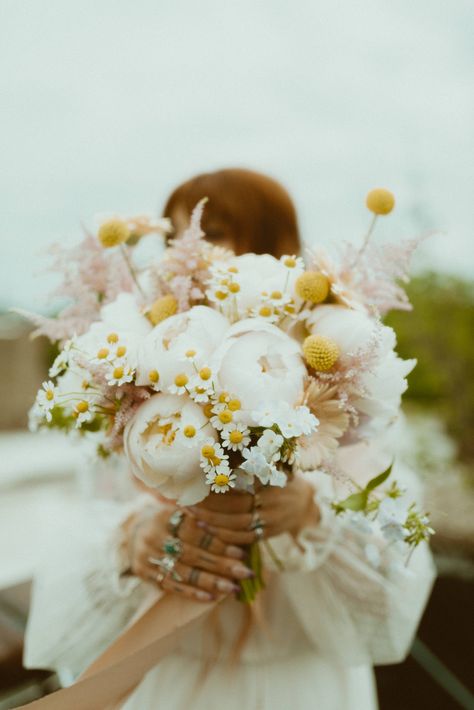 Engagement Shoot Bouquet, Flower Bouquet Portrait, Elopement Flowers Bridal Bouquets, Trending Floral Arrangements 2023, Simple Elopement Bouquet, 2023 Elopement, Dreamy Elopement, Free People Wedding, Elopement Flowers