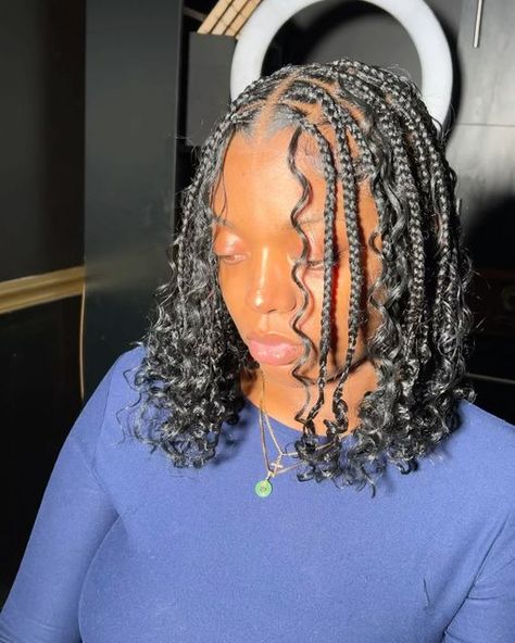 JACKSONVILLE BRAIDER on Instagram: "bob length boho knotless😻😻😻 - - - #jax #jaxhairstylist #knotlessbraids #boho #bohoknotlessbraids #stitch #stitchbraids #beautyinfluencer #blackowned #smallbusiness #knotless #beautyinfluencer #beautiful" Small Knotless Boho Bob, Small Short Knotless Braids, Boho Knotless Braids Medium Length, Knotless Braid Bob, Knotless Bob Braids, Knotless Braids Short, Short Boho Knotless Braids, Medium Boho Knotless Braids, Knotless Bob