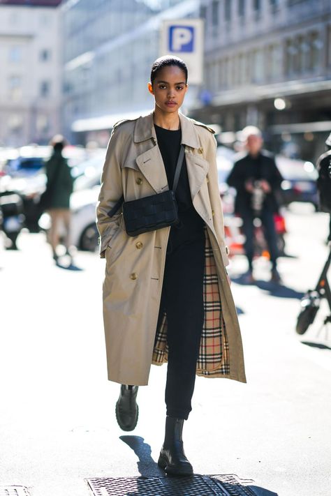 Burberry Trench Coat Street Style, Burberry Trench Outfit, Burberry Street Style, Burberry Trench Coat Outfit, Trench Coats Women Outfit, Casual Trench Coat Outfit, Beige Trench Coat Outfit, Trench Coat Street Style, Vintage Burberry Trench Coat