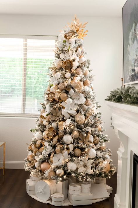 Crismas Tree, Champagne Christmas Tree, Christmas Tree Inspo, Gold Christmas Tree Decorations, Christmas Tree Decorating Themes, Elegant Christmas Trees, Creative Christmas Trees, Silver Christmas Tree, A White Christmas