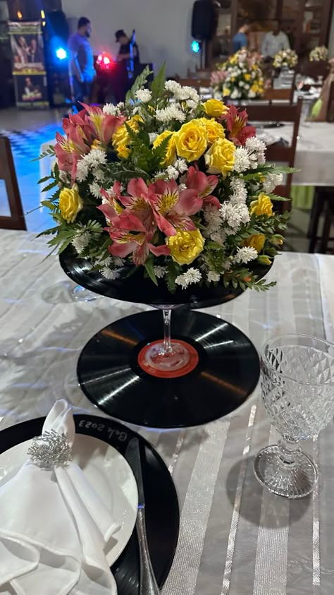 Vinyl Record Centerpiece, Vinyl Centerpieces Wedding, Vinyl Record Centerpiece Ideas, Record Centerpieces Ideas, Record Centerpieces, Music Party Centerpieces, Vinyl Record Projects, Music Centerpieces, Rock Star Theme