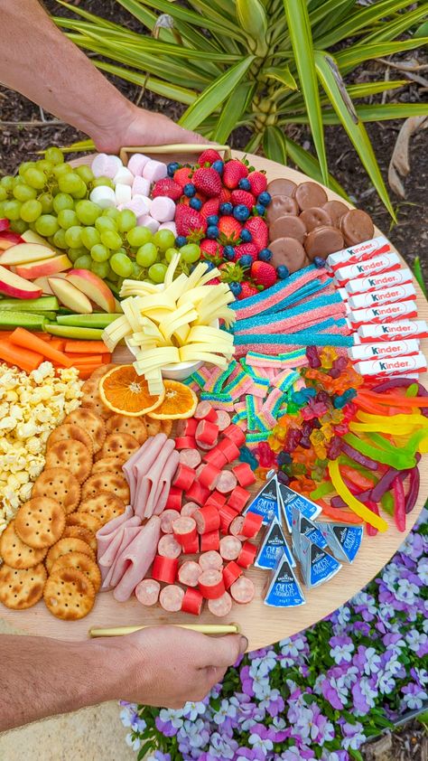 Cute Birthday Food Ideas, 16th Birthday Activity Ideas, Snack Table Ideas Party Kids, Birthday Snack Table, Pool Party Kids Birthday, Kids Picnic Parties, Birthday Foods, Party Snack Table, School Pool