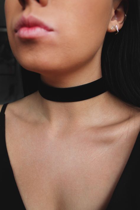 Necklace Formal, Choker Outfit, Neon Prom Dresses, Estilo Dark, Black Velvet Choker, Black Choker Necklace, Chocker Necklace, Velvet Choker, Rose Style