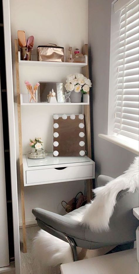 Small Room Vanity, Small Vanity Ideas Bedroom, Small Bedroom Vanity, Small Dressing Table, Closet Bed, Tiny Bedrooms, Small Space Bedroom, Vanity Ideas, Creative Bedroom