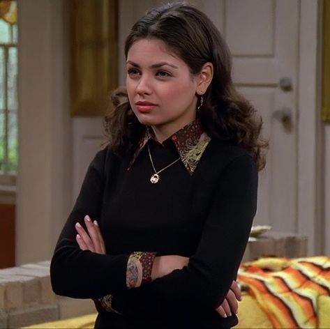 Jackie Burkhart Outfits Winter, Jackie Burkhart Haircut, Jackie Burkhart Style, Jackie Burkhart Winter Outfits, Jackie Burkhart Hair Tutorial, That 70s Show Jackie Outfit, Jackie Burkhart Hair, Jackie Burkhart Aesthetic, Jackie From That 70s Show Outfits