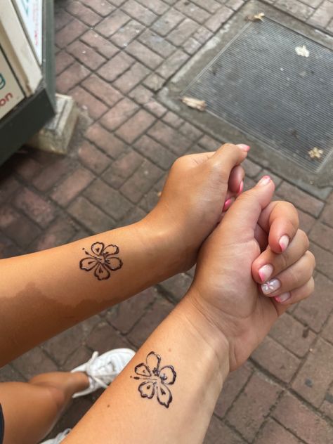 Henna Tattoo Designs Matching, Henna Designs Summer, Minimalist Tattoo Sleeve, Matching Henna, Hanna Tattoo, Summer Henna, Hannah Tattoo, Summer Tattoos, Small Henna Tattoos