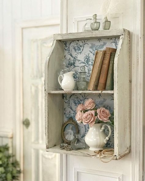 Drawers Repurposed, Recycled House, Furniture Fix, Spring Photoshoot, Beautiful Ornaments, Decoupage Furniture, Upcycle Decor, Small Shelves, Rustic Shelves