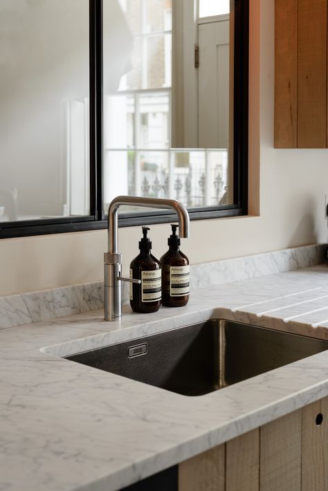 Honed Carrara marble sink counter in the the Marylebone London Galley by Simon Cox for DeVol | Remodelista Kitchen Sink Drainboard, Carrara Marble Kitchen, Marble Worktops, Quartz Worktops, Devol Kitchens, Kitchen Sink Design, Rustic Luxe, Kitchen Sink Taps, Marble Sinks