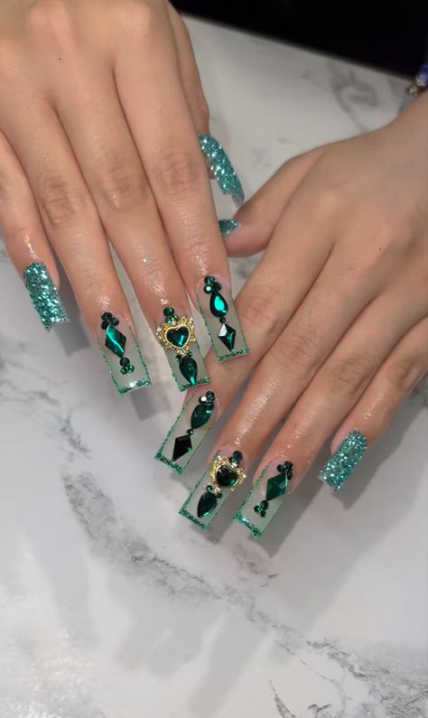 Nails For A Quinceanera Guest, Emerald Prom Makeup Look, Emerald Green Acrylic Nails Sparkle, Quince Nails Green And Silver, Emerald Green Inspired Nails, Emerald Quinceanera Nails, Teal Prom Nails Acrylic, Xv Nails Emerald Green, Emerald Green Quince Nails Simple