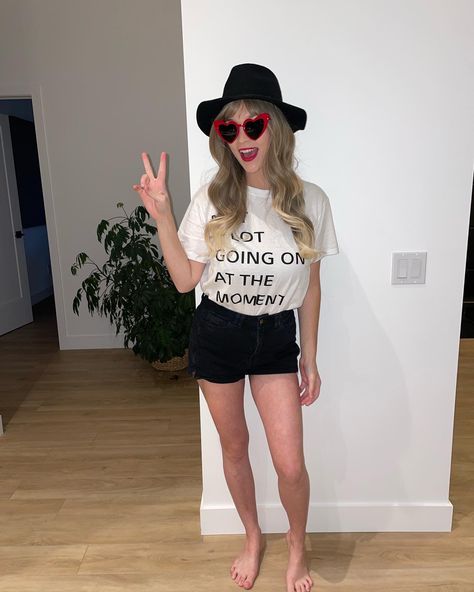 Taylor Swift Costumes For 2, 22 Taylor Swift Halloween Costume, 22 Costume Taylor Swift, Dress Up Like Taylor Swift, I Dont Know About You But Im Feeling 22, Eras Tour Duo Costumes, Fantasia Taylor Swift, Duo Taylor Swift Costumes, Easy Taylor Swift Costume