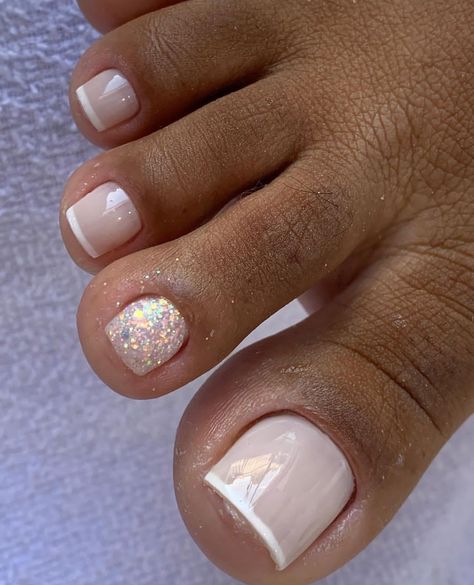 Pedicure Ideas For Summer, Trendy Pedicure, French Tip Pedicure, French Toe Nails, Classic French Tip, Pretty Pedicures, Pedicure Designs Toenails, French Pedicure, Pedicure Ideas