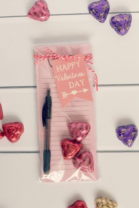 Notepad Gift with FREE Printables!! – HAWTHORNE AND MAIN Pen Valentines, Notepad And Pen, Notepad Gift, Bottle Ideas, My Hubby, Diy Valentines Gifts, The Guys, Candy Gifts, Valentine Day Crafts