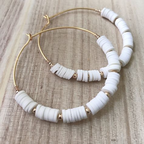 Diy Heishi Bead Hoop Earrings, Polymer Clay Beaded Hoop Earrings, Boho Clay Jewelry, Clay Bead Earing Ideas, Clay Bead Earrings Ideas, Clay Bead Jewelry Ideas, Heishi Earrings, Heishi Jewelry, Make Clay Beads